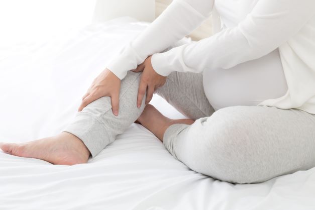 pregnant woman with leg pain